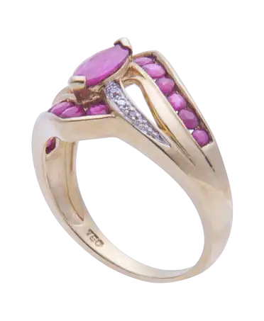 Bague en or jaune 18K sertie de rubis et diamants, disponible chez virtu luxury