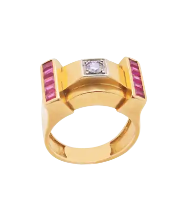 This TANK CIRCA 1960 ring is a sumptuous piece of jewelry with its vibrant rubies and sparkling diamond.