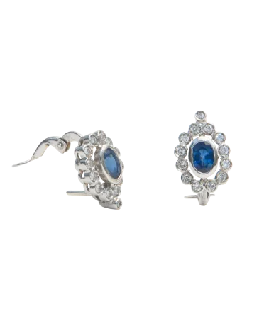 PAIRE DE MARGUERITES is a sumptuous pair of dangling earrings with its diamonds and sapphires.