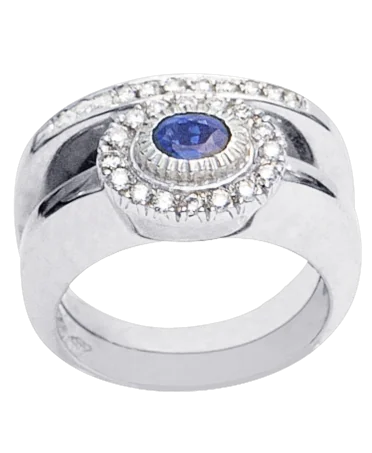 This DAISY WEDDING BAND is sumptuous with its brilliant white diamonds and its eye-catching sapphire.