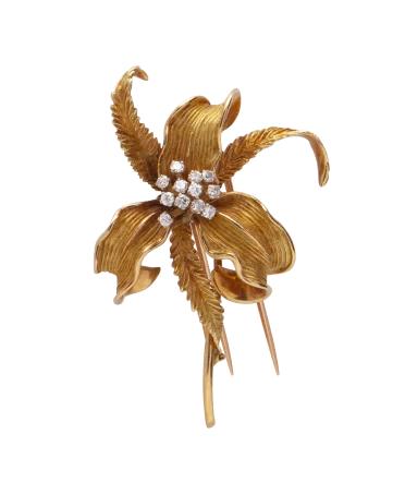 Floral brooch with sparkling round brilliant diamonds. Available at VIRTU LUXURY.