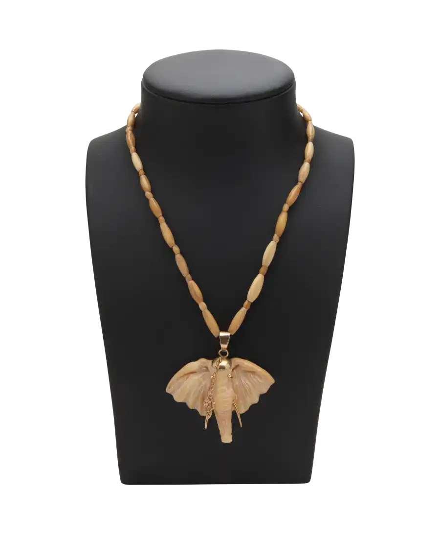 Collier MAJESTUEUX est collier en forme d'éléphant au centre. Disponible chez VIRTU LUXURY. Collier MAJESTUEUX est collier en forme d'éléphant au centre. Disponible chez VIRTU LUXURY.