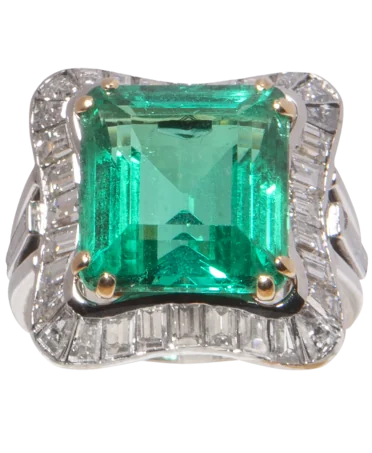 EXQUISE COCKTAIL ring from the house of CHAUMET with Baguette Diamonds and EMERALD. VIRTU LUXURY